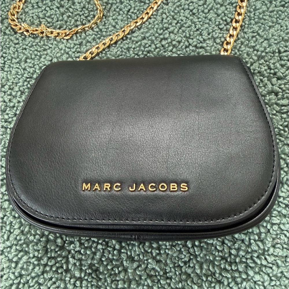 NWOT  Marc Jacobs Black Crossbody with Gold Chain - Picture 2 of 8